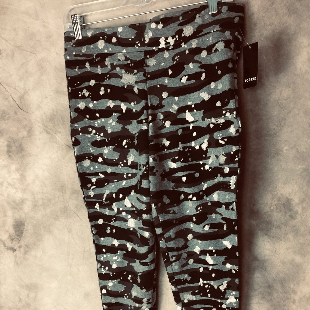 Torrid NWT Capri Leggings Silver Leopard Print Torrid Yoga Pants Workout sz1